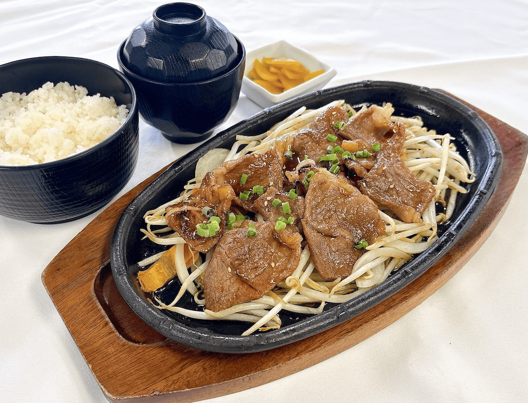 常陸牛カルビのスタミナ鉄板焼き
