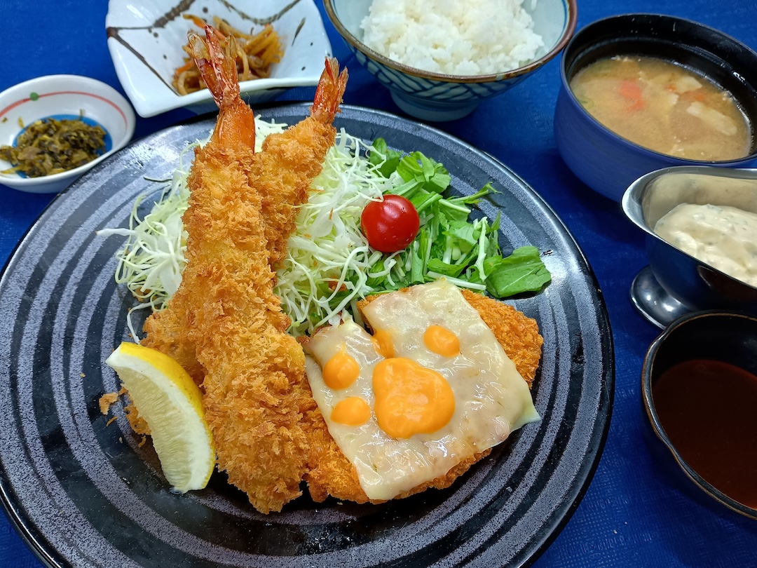 エビフライとチキンカツ定食(JGMサラブレッドゴルフクラブのレストラン)